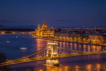 Fototapeta na wymiar Chain bridge and Parliament building in Budapest, Hungary