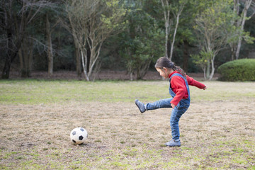 サッカーボールで遊ぶ女の子