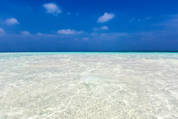 Fototapeta na wymiar Sandbank im Indischen Ozean
