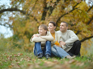 Fototapeta premium Family relax in autumn park