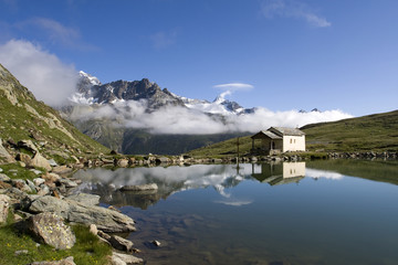 Fototapeta na wymiar Kapliczka w Alpach