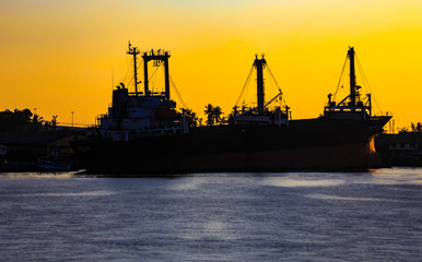 Obraz premium silhouette of boat