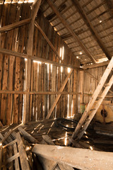 Holzscheune mit Lichteinfall von Innen, hochkant