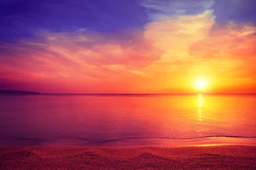 Foto op Plexiglas Warm oranje Ochtend op het strand. Magische zonsopgang boven zee