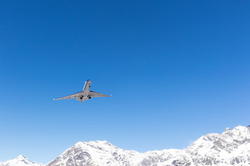 Fototapeta na wymiar jet in decollo da aereoporto alpino