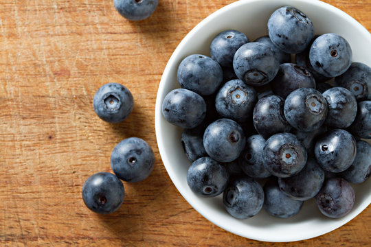 Blueberries in bowl on wooden. Blueberry contain antioxidant org