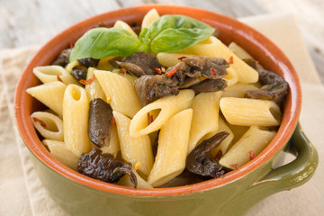 Penne ai funghi su tavolo in legno 