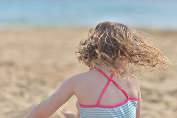 enfant sur la plage ensoleill&eacute;e