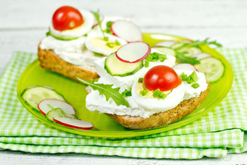 Fototapeta na wymiar spring sandwich with curd cheese and chives.Shallow depth of fie