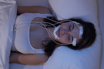 Junge Frau schlafend beim Messen der Gehirnströme zb im Schlaflabor - obrazy, fototapety, plakaty