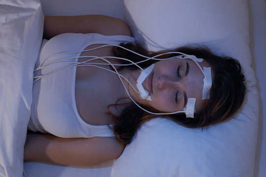 Junge Frau schlafend beim Messen der Gehirnströme zb im Schlaflabor