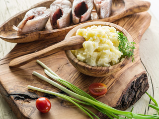 Mashed potatoes in the wooden bowl on the service tray.