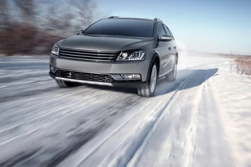Photo sur Aluminium Voitures rapides Vitesse de conduite de voiture moderne grise sur route pendant la journée d& 39 hiver