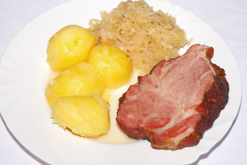 Kassler, Salzkartoffeln, Sauerkraut