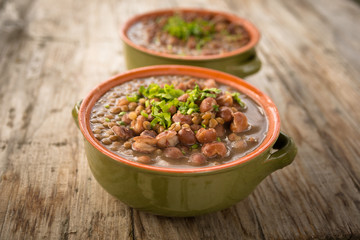 Zuppa di legumi su tavolo in legno