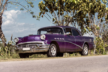 Kuba: Schöner US amerikanischer Oldtimer parkt am kubanischen Straßenrand 