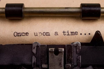 Rolgordijnen getypte woorden op een vintage typemachine © Sensay