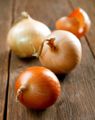 Onions and peel on an old rural table © sergey makarenko