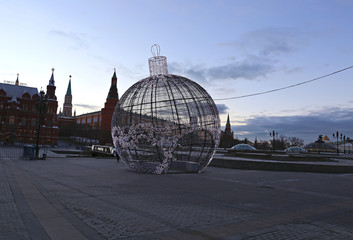 Obraz premium Large Christmas ball on a Moscow street with festive illumination