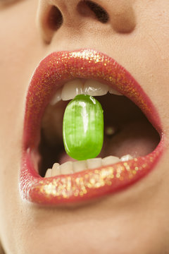 Grenn candy into mouth