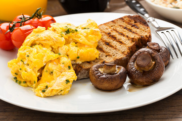 Rührei auf Toast - scrambled eggs on toast