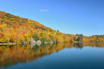 Fototapeta na wymiar Lake Autumn Foliage