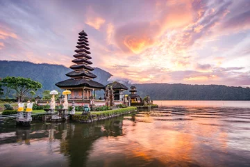 Fotobehang Bali Ulun Danu Bratan-tempel, beroemde hindoetempel en toeristische attractie in Bali, Indonesië