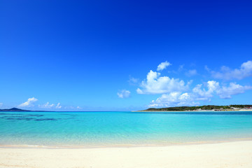 Fototapeta na wymiar 沖縄の美しいビーチとさわやかな空