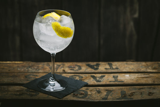 Refreshing gin and tonic with ice