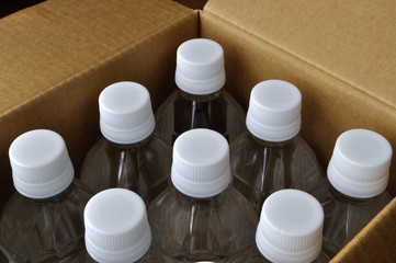 ダンボール箱に詰めた水のペットボトル