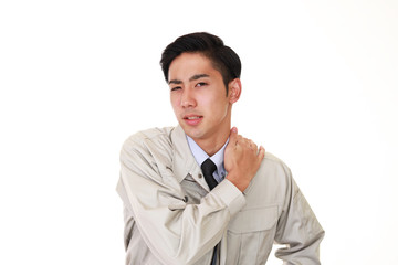 肩痛を訴える疲れた男性