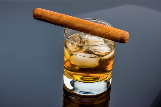 Photographie Whiskey und Zigarre