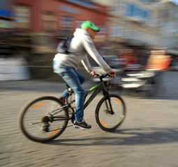 Fototapeta na wymiar Cyclist on the city roadway