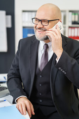 zufriedener geschäftsführer am telefon