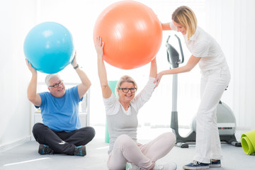 fitnessübungen mit dem gymnastikball