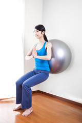 Fototapeta premium バランスボールを使う女性 エクササイズ