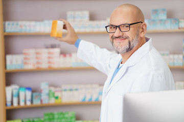 apotheker hält ein arzneimittel in der hand