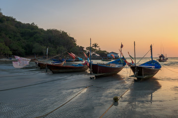 Fototapeta na wymiar fishing boat Sunset seaside Thailand.