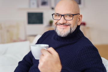 mann trinkt eine tasse kaffee zu hause