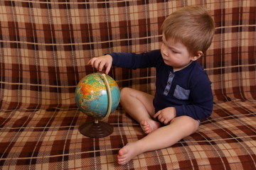 Dziecko z globusem © fotodrobik