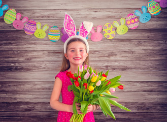 Mädchen mit Blumenstrauß zu Ostern