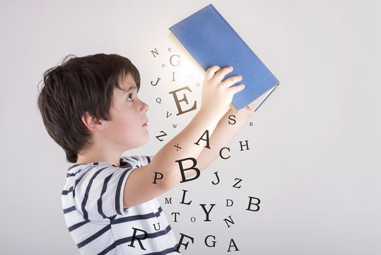 ni&ntilde;o leyendo un libro