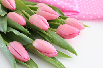 Rosa Tulpenstrauß mit getupfter rosa Tischdecke
