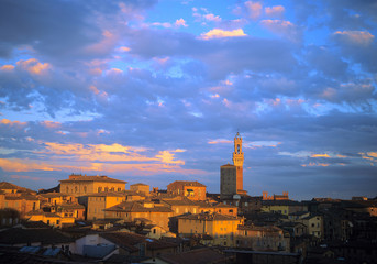 Fototapeta na wymiar Sienne, coucher de soleil sur Palazzo Pubblico