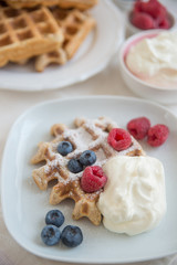 Belgische Waffeln mit frischen Früchten 