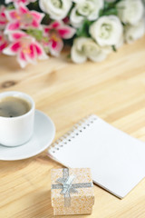 Caja de regalo y flores