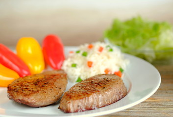 Pfeffersteak mit Reis und Salat