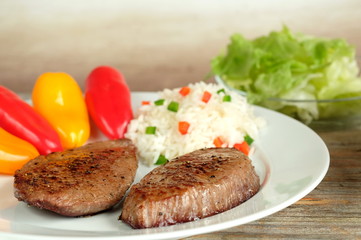 Pfeffersteak mit Reis und Salat