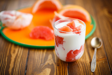 Greek yogurt with red grapefruit 