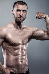 Fototapeta na wymiar Attraktiver Athlet mit starken Muskeln 